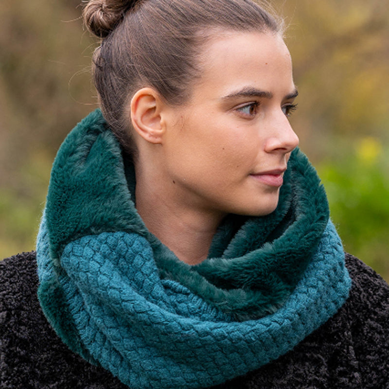 (a34c) POM Matching Teal Cosy Faux Fur Snood And Textured Knitted Gloves Set